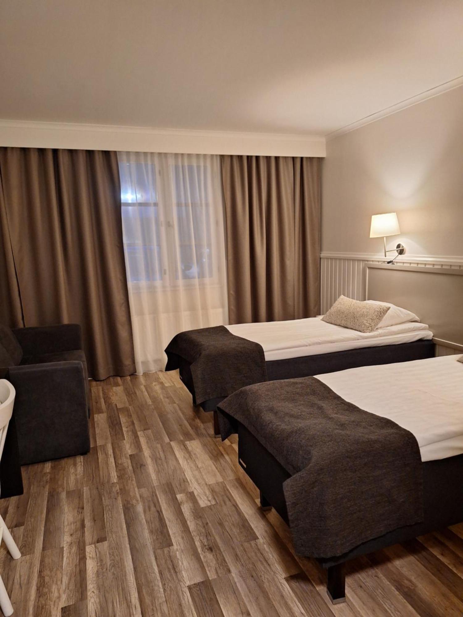 Juthbacka Hotell Uusikaarlepyy Buitenkant foto